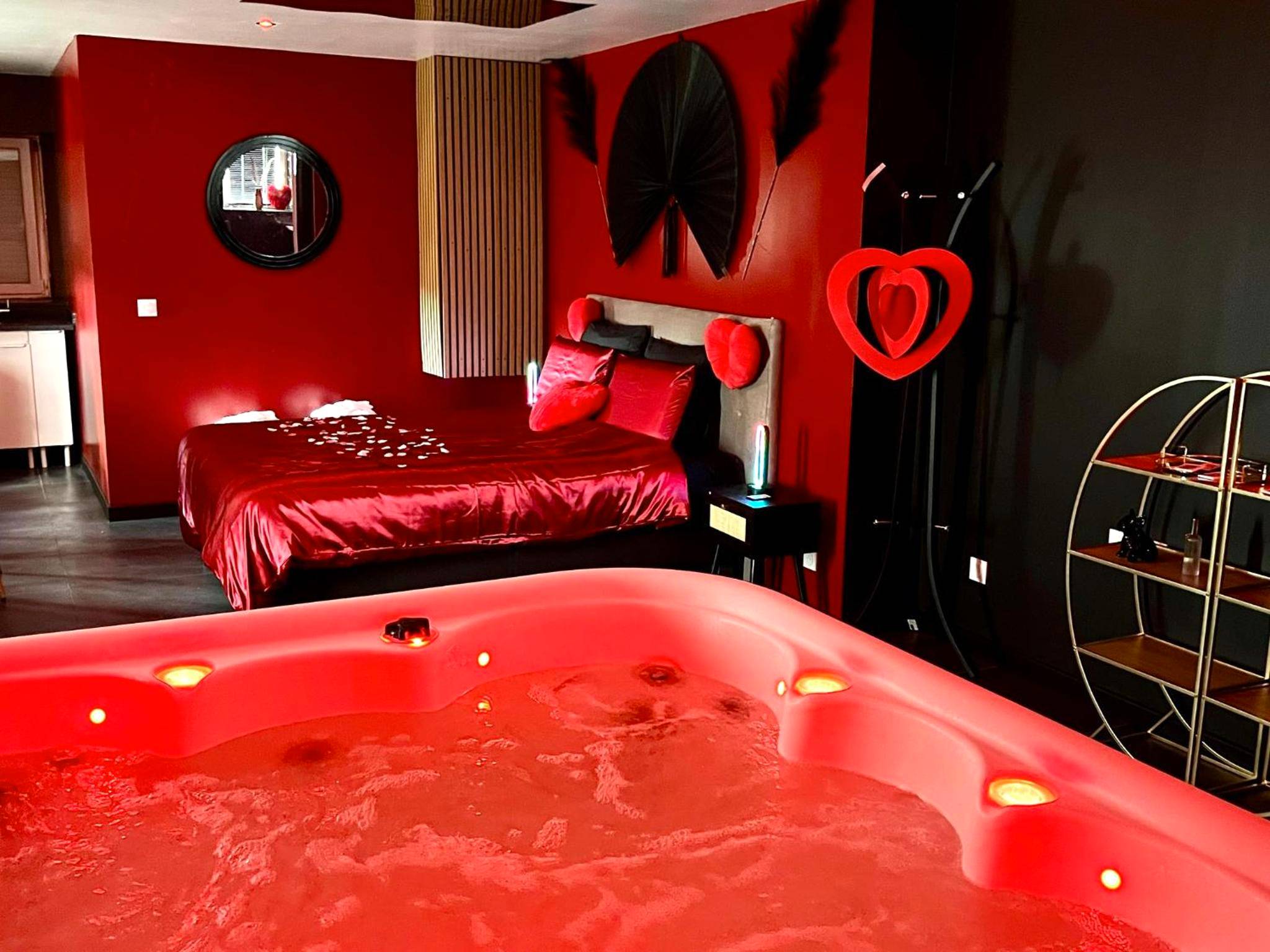 Vue du logement - Love Room Quimperlé - Redroom, Spa, Sauna, cheminée, romantique pour 2