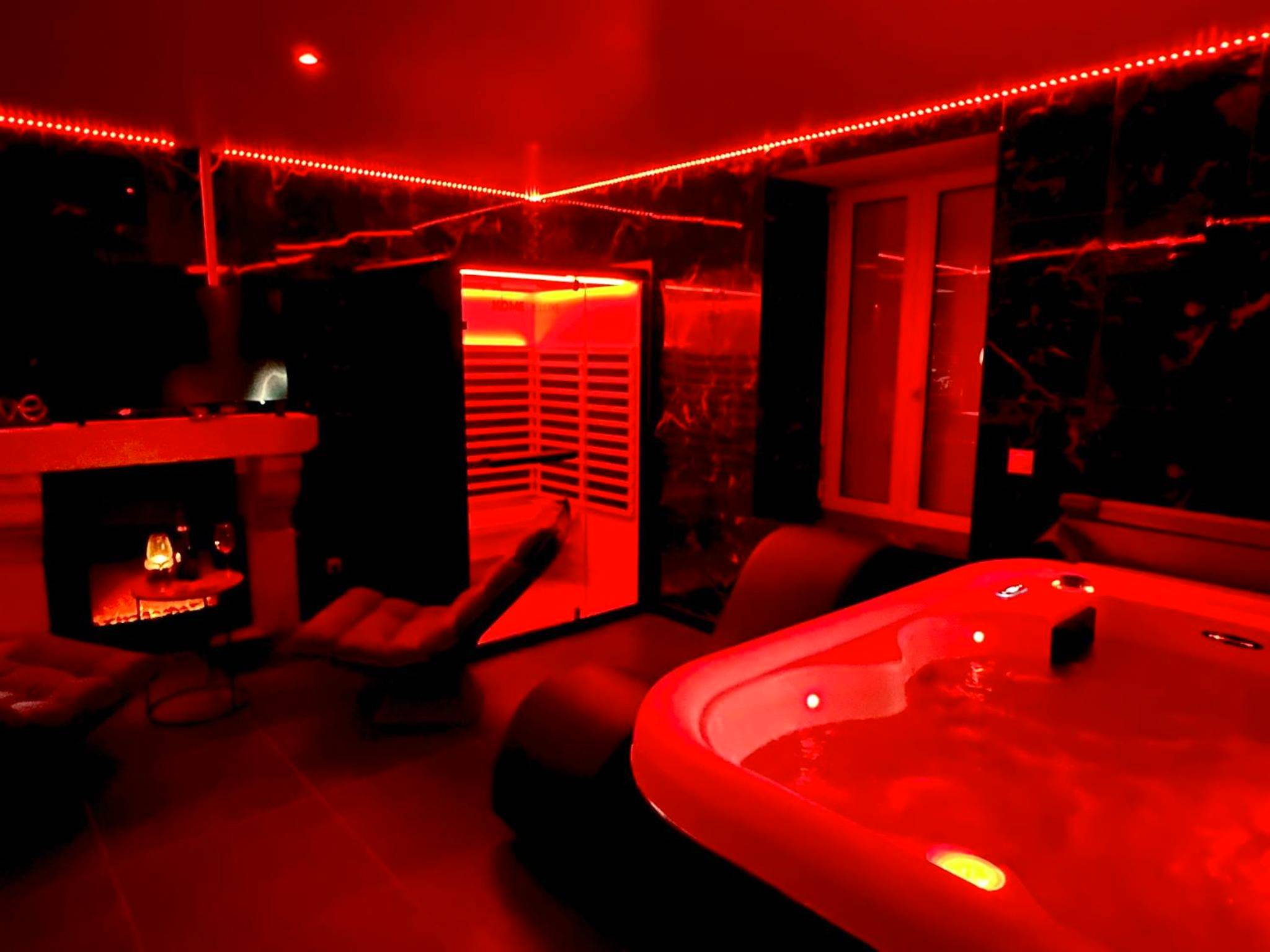 Photo du logement - Redroom, Spa, Sauna, cheminée, romantique pour 2