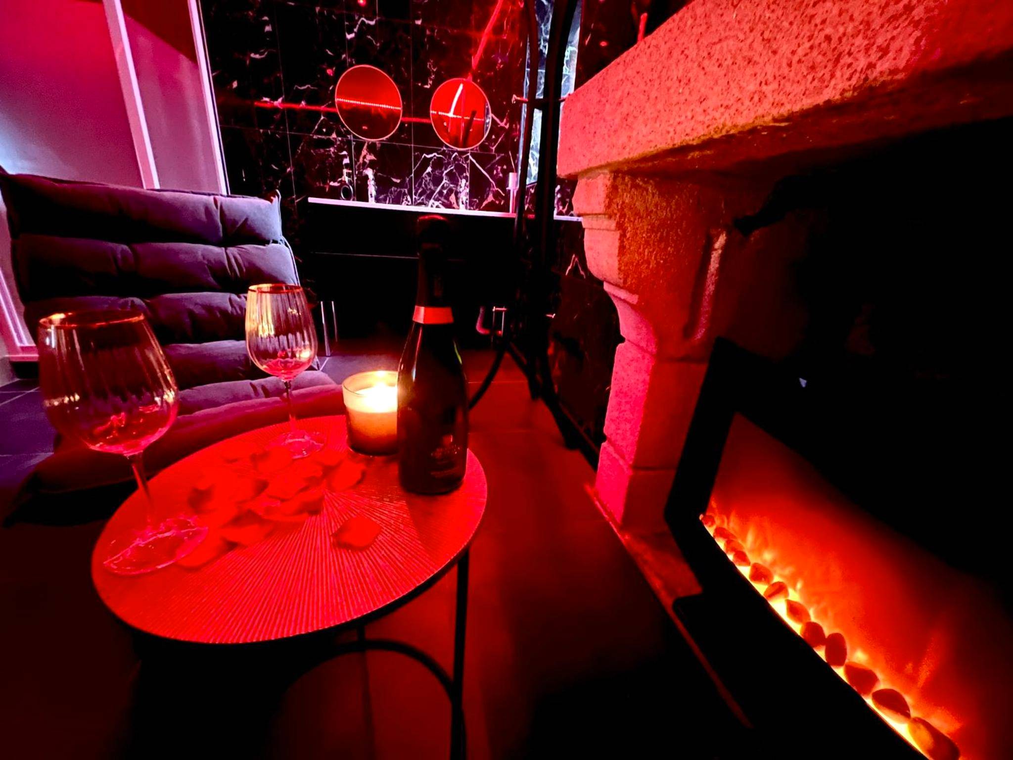 Photo du logement - Redroom, Spa, Sauna, cheminée, romantique pour 2