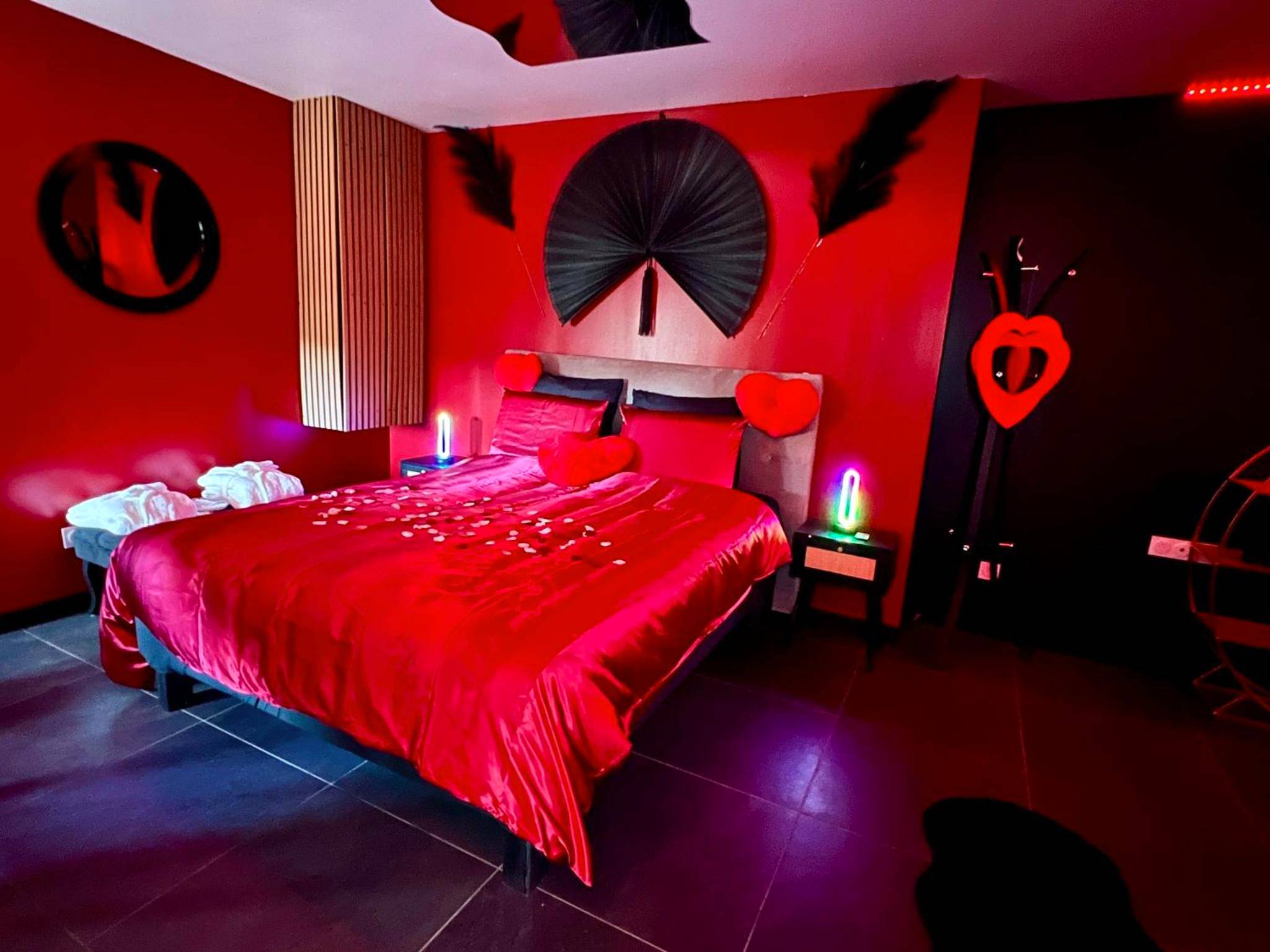 Photo du logement - Redroom, Spa, Sauna, cheminée, romantique pour 2