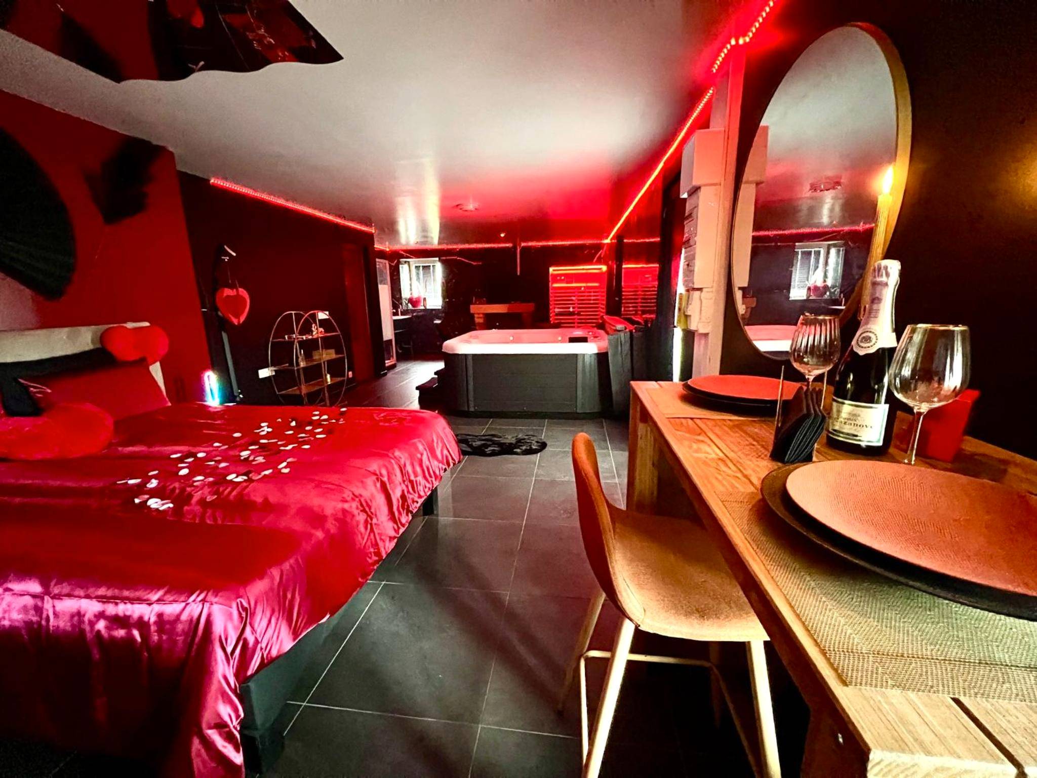 Photo du logement - Redroom, Spa, Sauna, cheminée, romantique pour 2