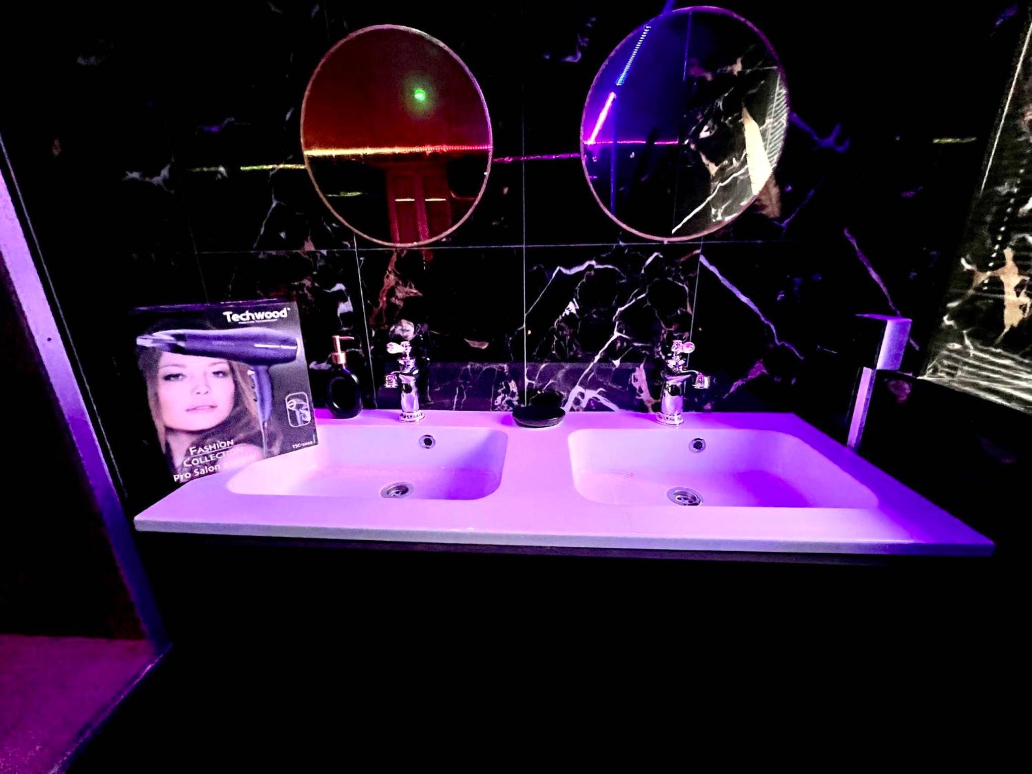 Photo du logement - Redroom, Spa, Sauna, cheminée, romantique pour 2 - Quimperlé