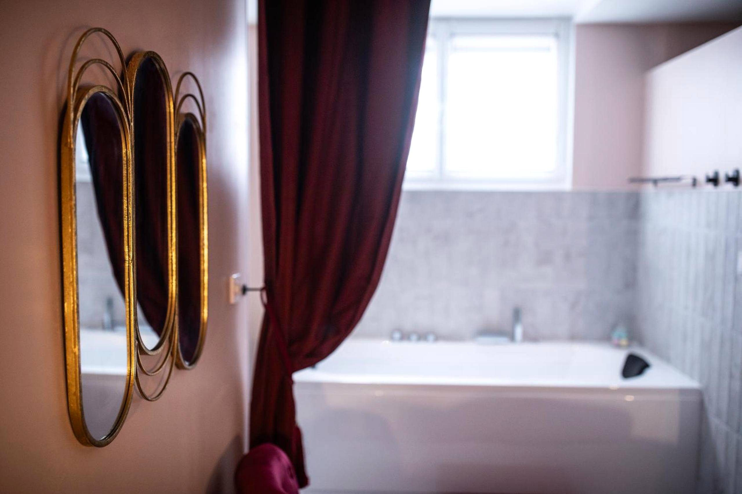 Photo du logement - Reflet des sens Love & Balnéo - Sainte - Adresse