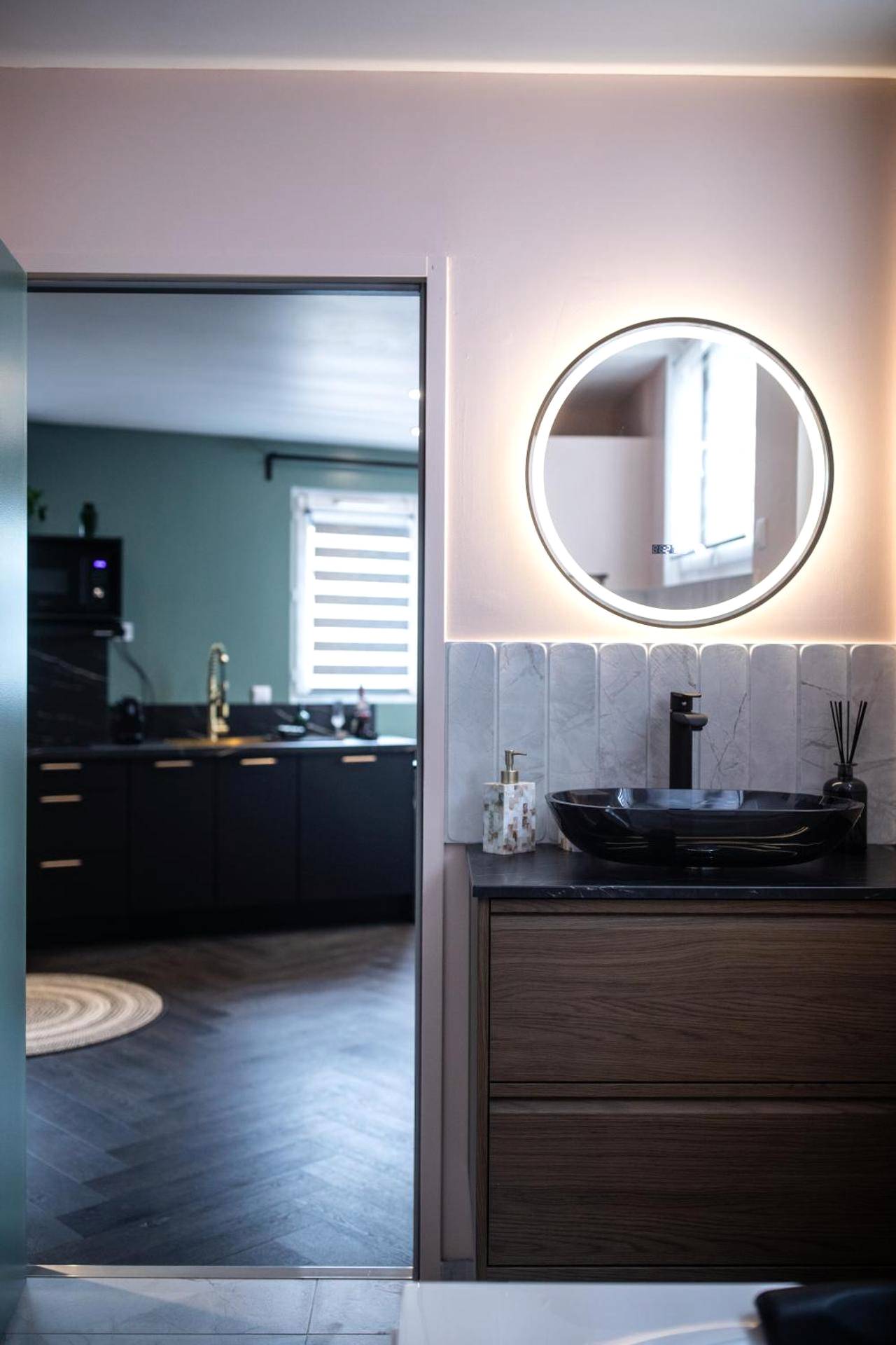 Vasque noire et miroir circulaire rétroéclairé - Reflet des sens Love & Balnéo