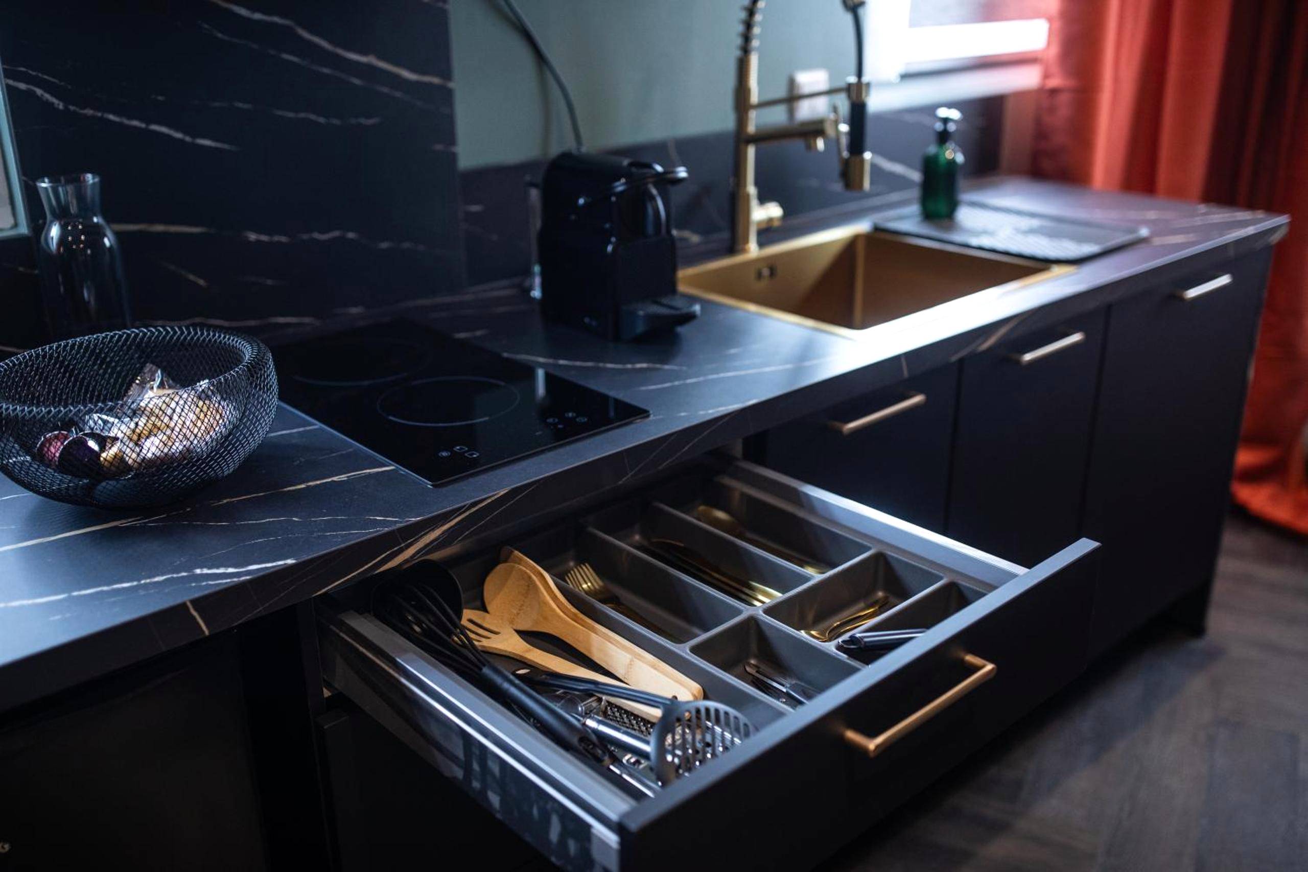 Cuisine équipée moderne avec tiroir à ustensiles - Reflet des sens Love & Balnéo