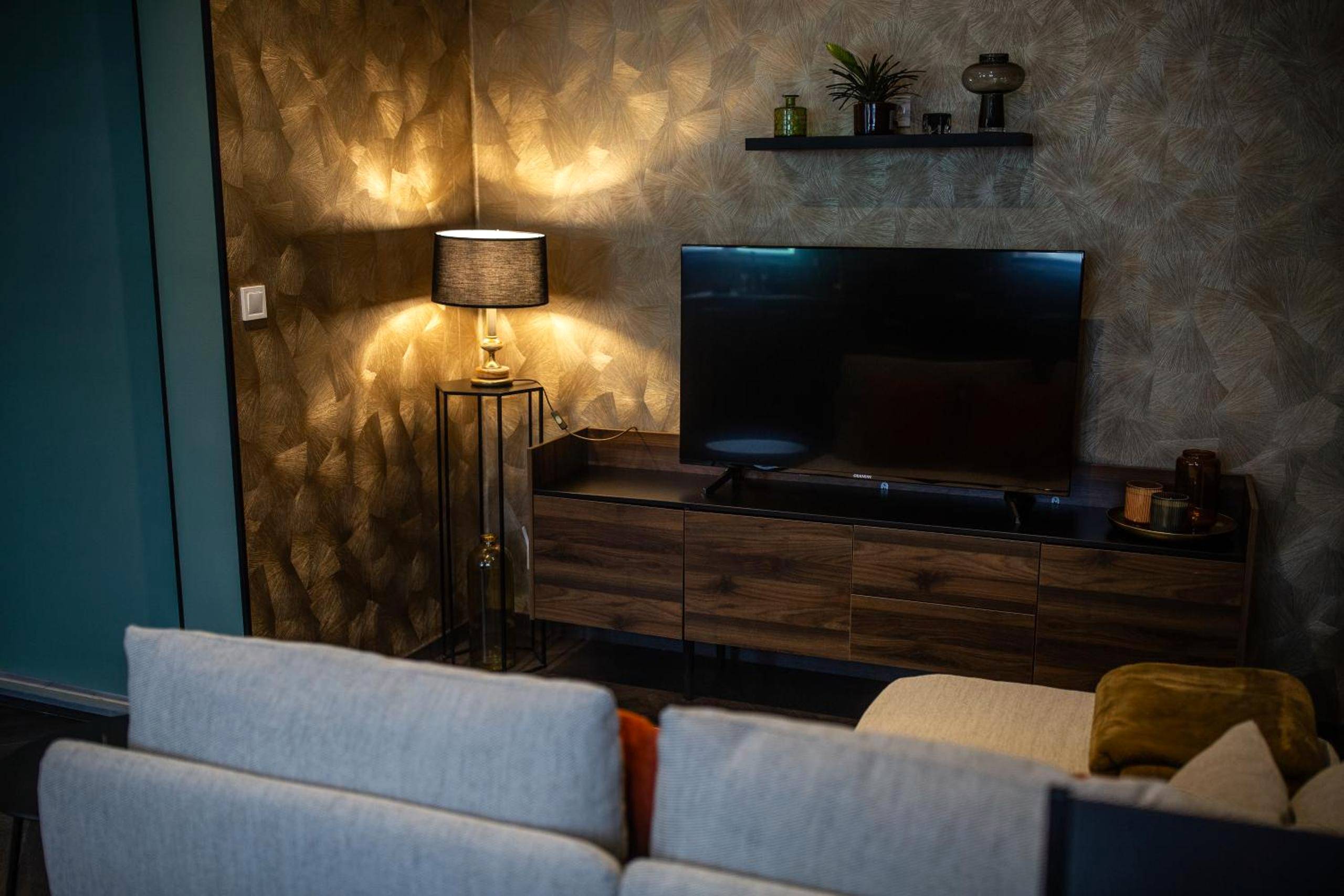 Espace salon avec télévision et meuble en bois - Reflet des sens Love & Balnéo