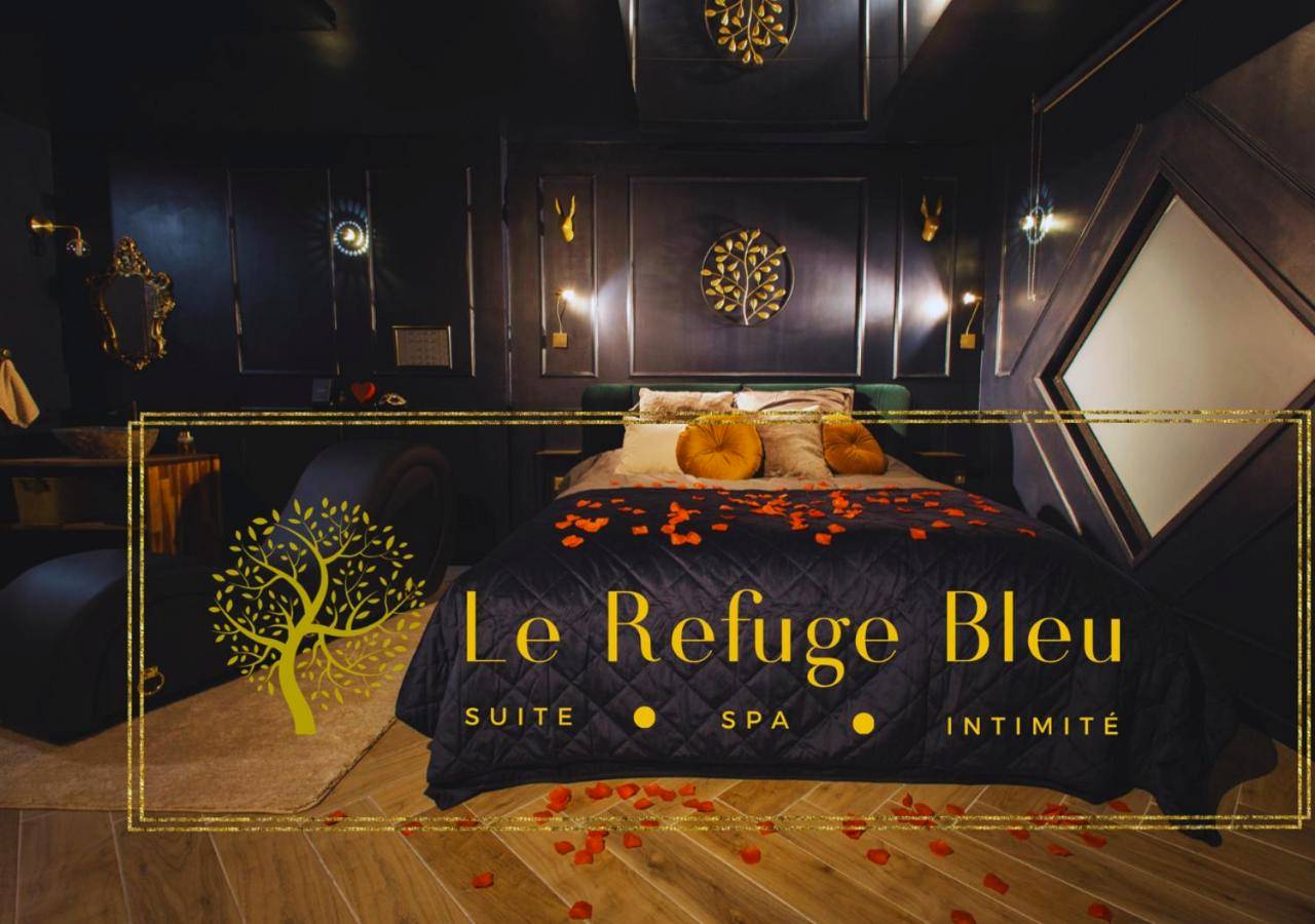 Lit double avec pétales de rose et sofa tantra - Love Room Famars - Le Refuge Bleu