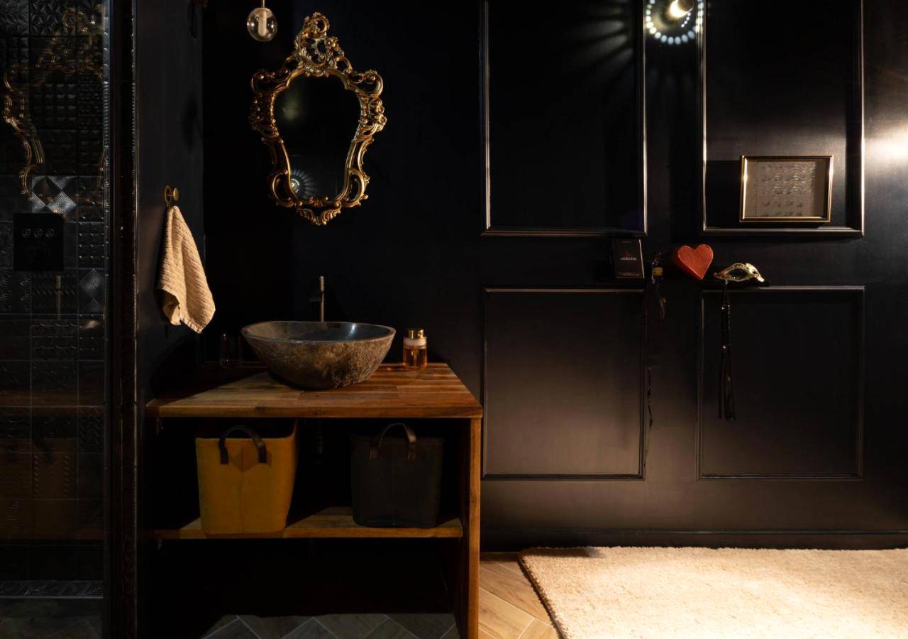 Vasque en pierre et miroir doré sculpté - Le Refuge Bleu