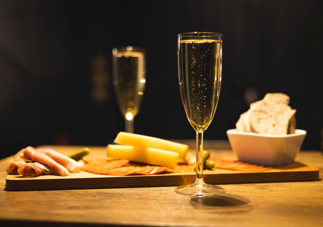 Flûtes de champagne et planche de charcuterie - Le Refuge Bleu