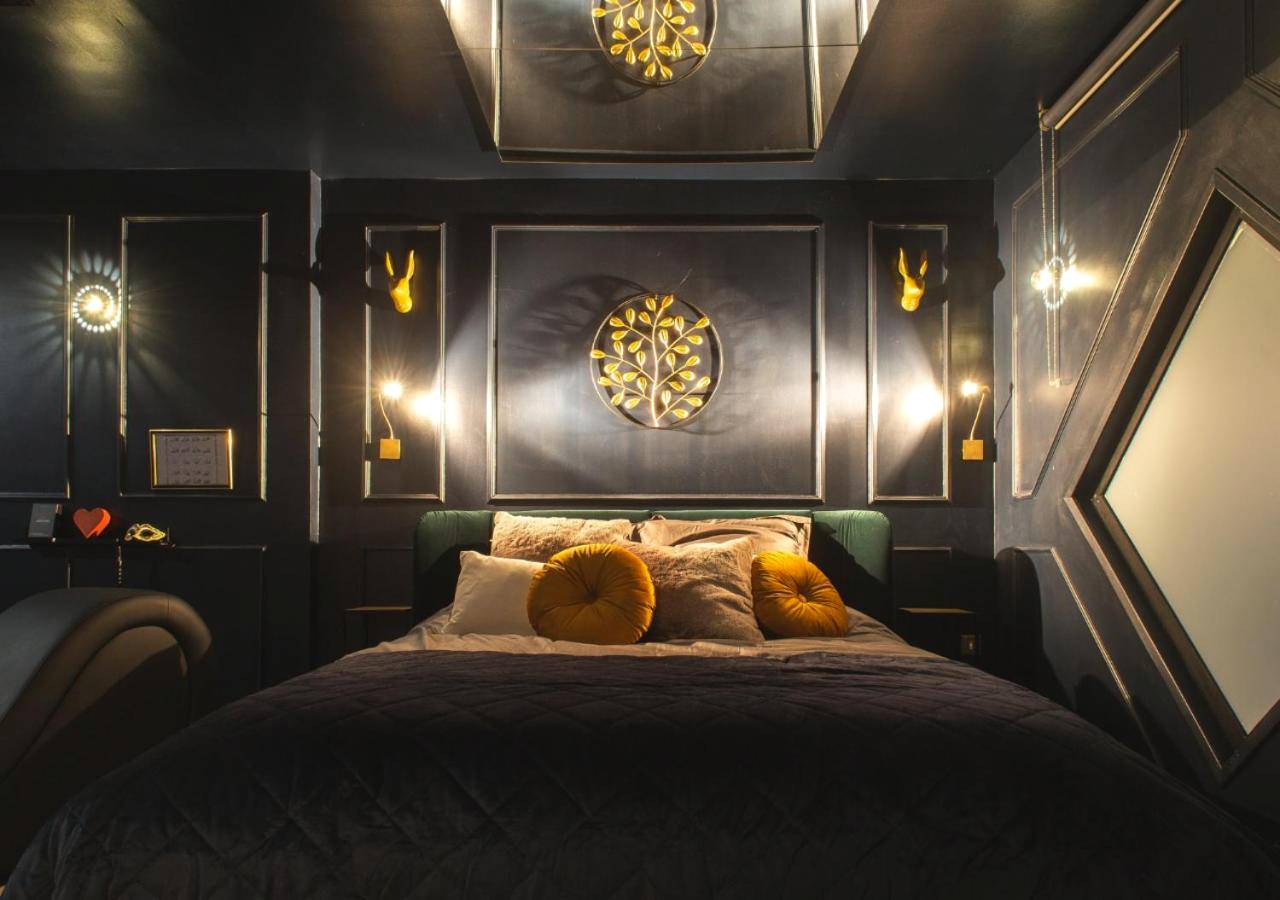 Lit king size sous un miroir au plafond - Le Refuge Bleu