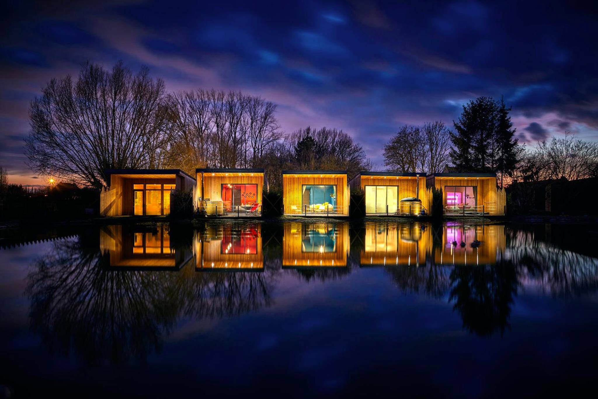 Lodges en bois illuminés au bord de l'eau - Love Room Wambrechies - LE REFUGE - Le Domaine Wambrechies