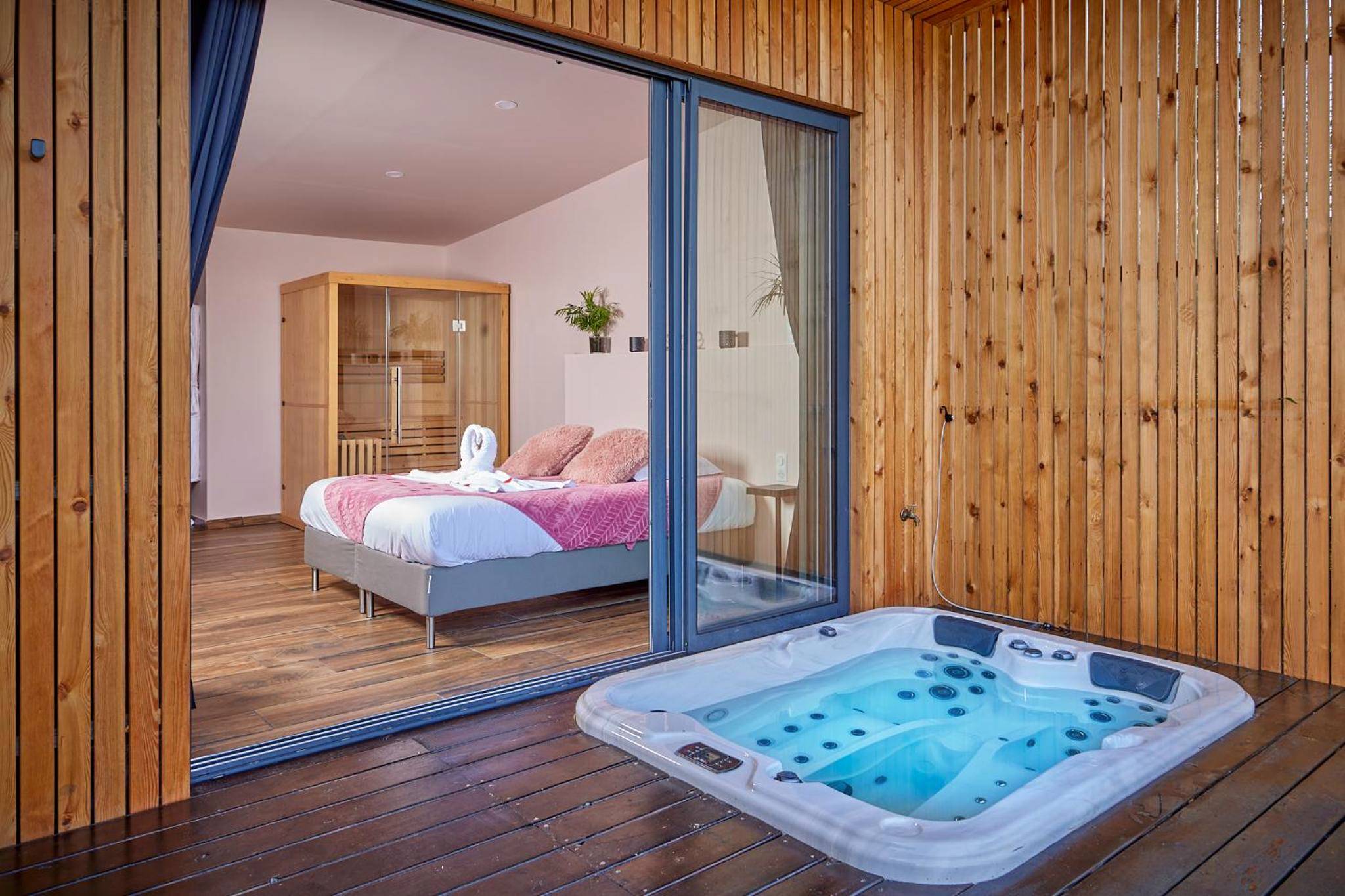 Jacuzzi sur terrasse et chambre avec sauna - LE REFUGE - Le Domaine Wambrechies
