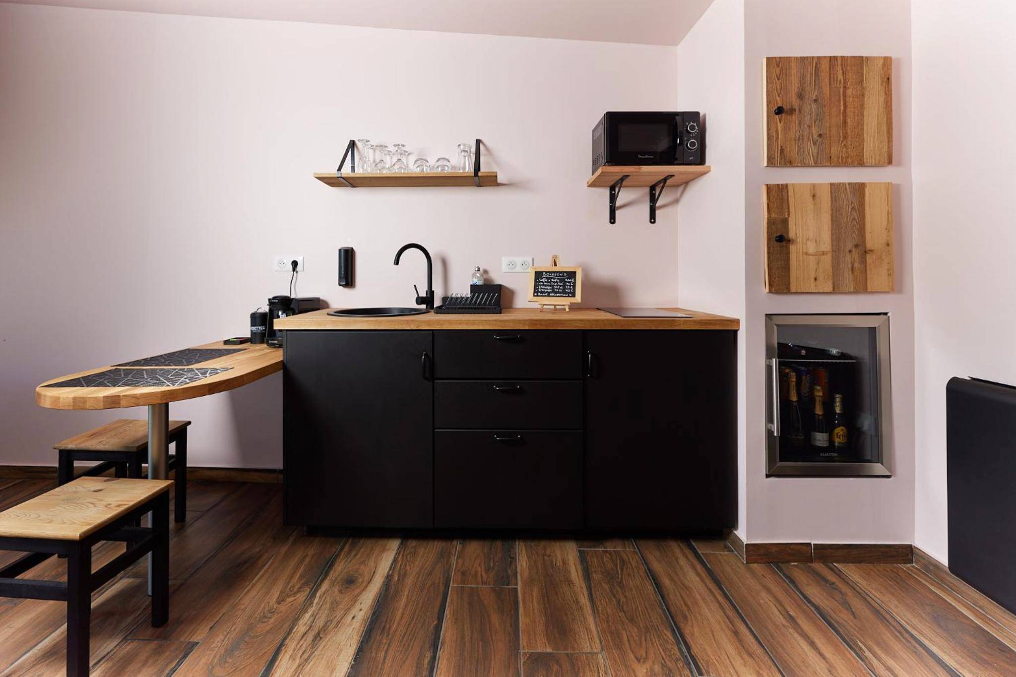 Kitchenette moderne avec coin repas - LE REFUGE - Le Domaine Wambrechies