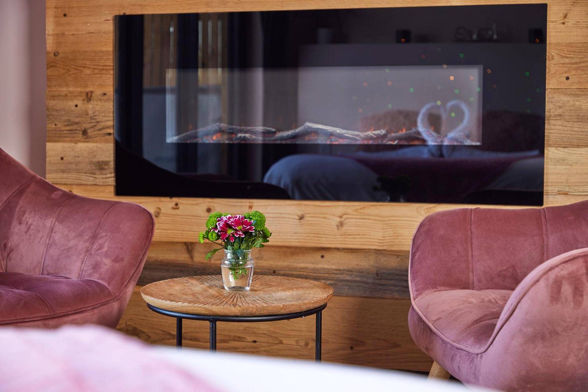 Fauteuils en velours face à une cheminée - LE REFUGE - Le Domaine Wambrechies