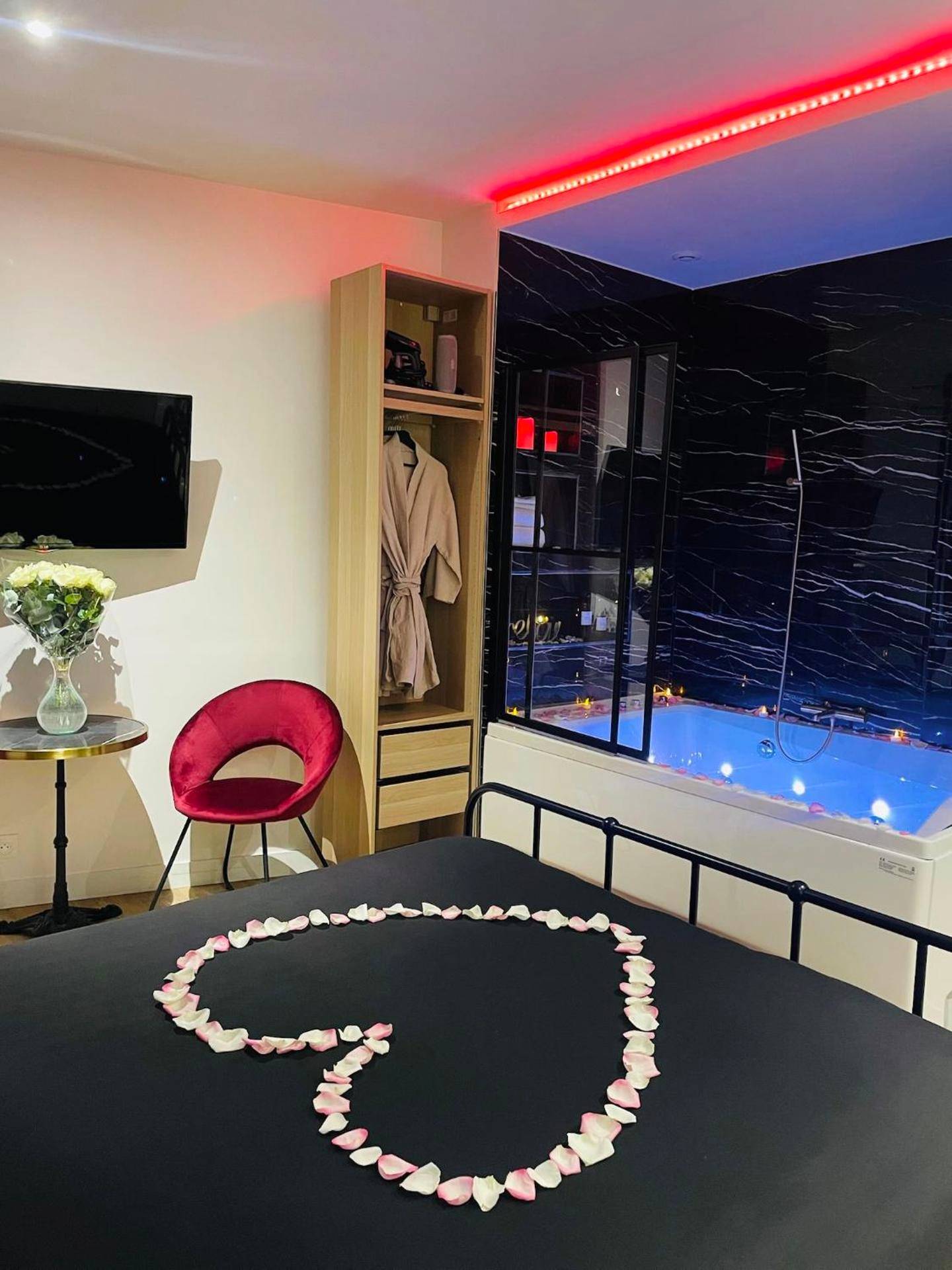 Lit avec cœur en pétales et jacuzzi éclairé - Love Room Malakoff - Relax Room proche PARIS Porte de Versailles