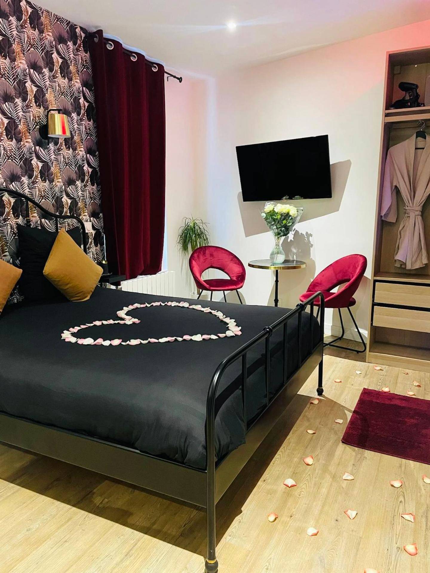 Chambre romantique avec fauteuils en velours - Relax Room proche PARIS Porte de Versailles