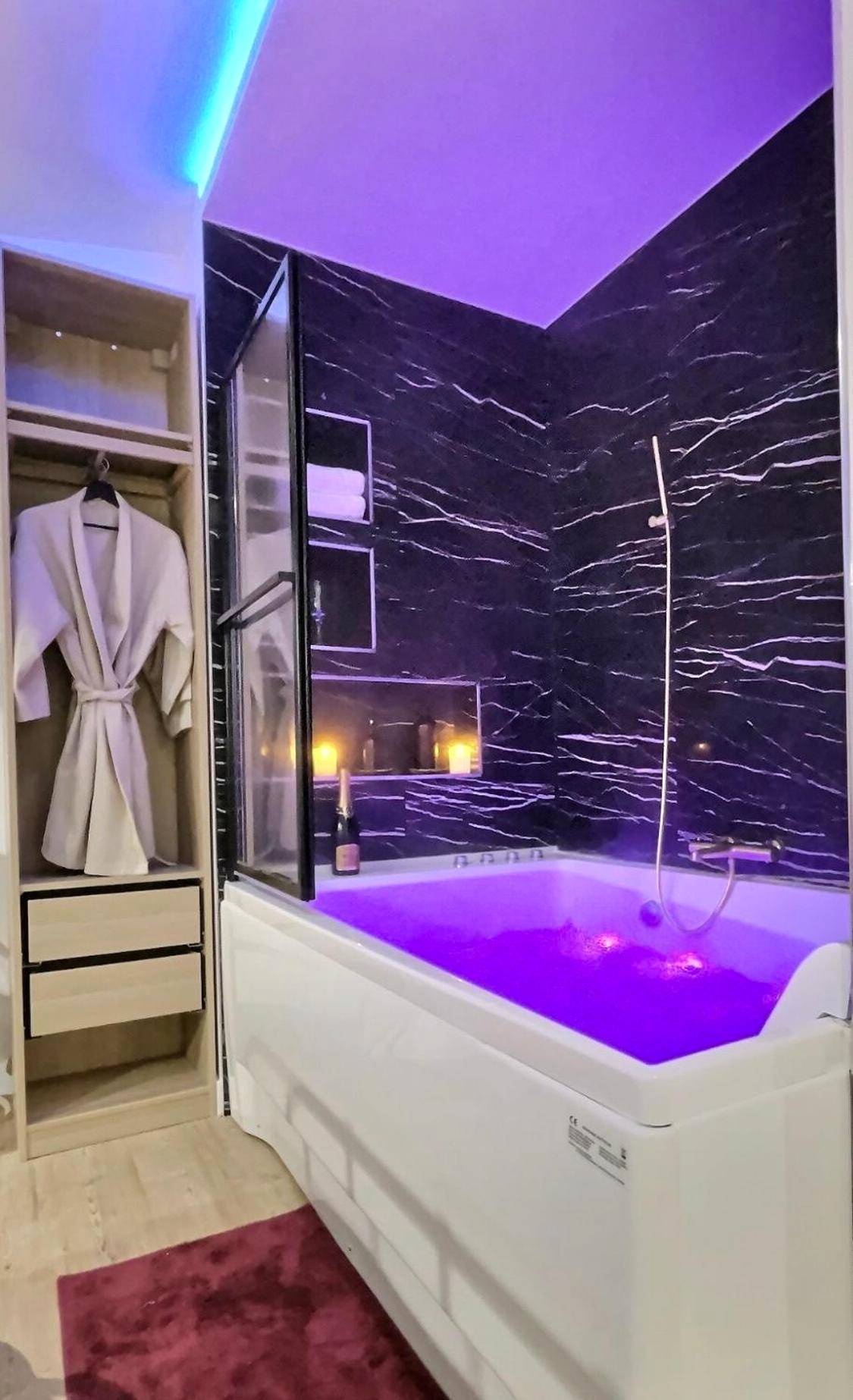 Baignoire balnéo avec éclairage violet - Relax Room proche PARIS Porte de Versailles