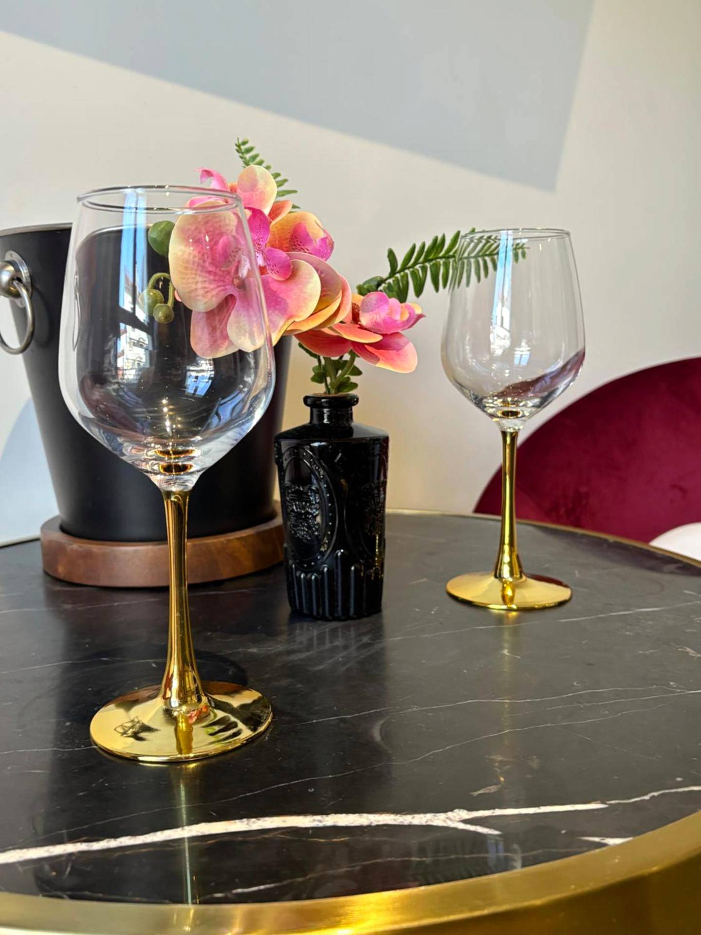 Verres à pied dorés sur table en marbre - Relax Room proche PARIS Porte de Versailles