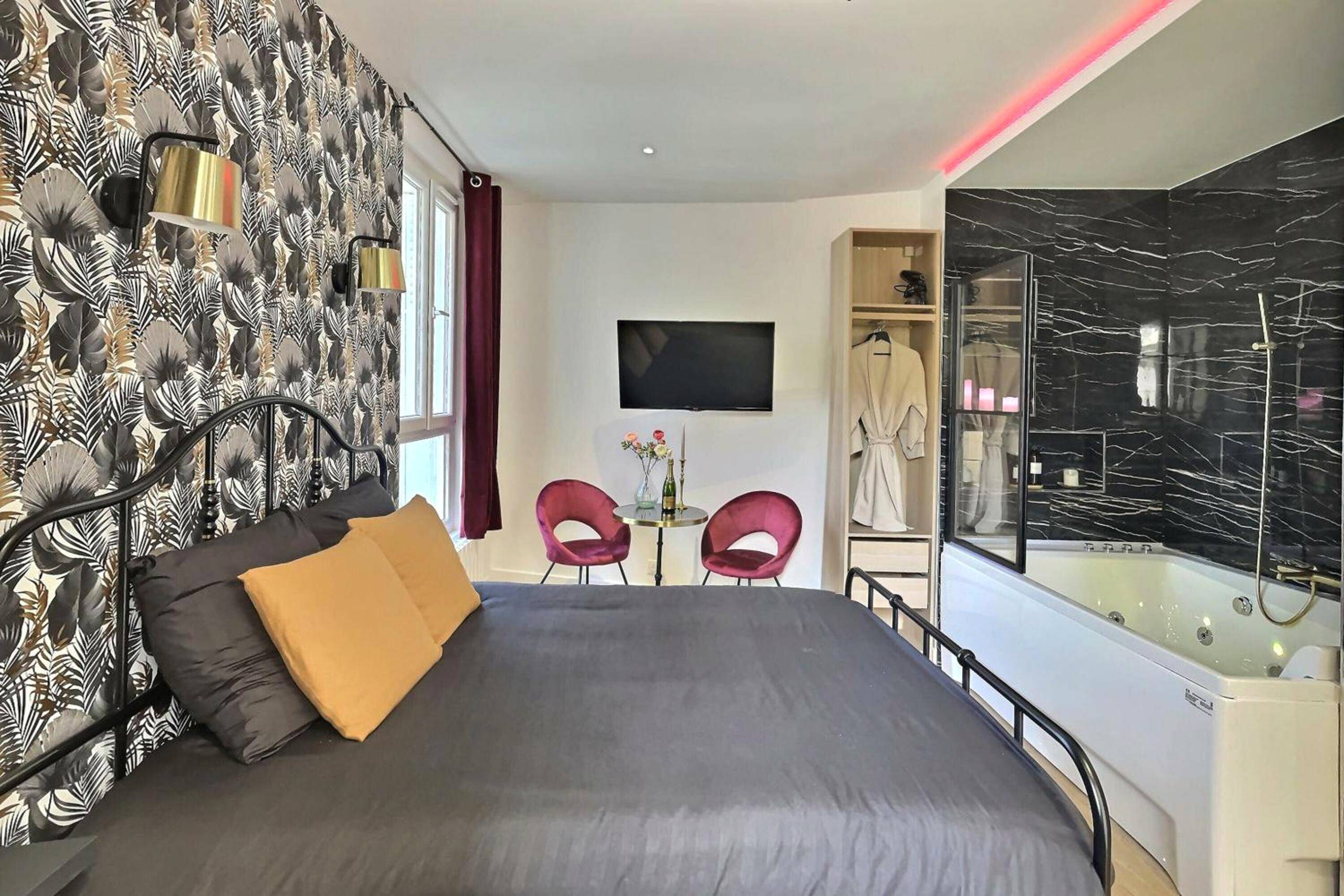 Suite avec lit king size et jacuzzi privatif - Relax Room proche PARIS Porte de Versailles
