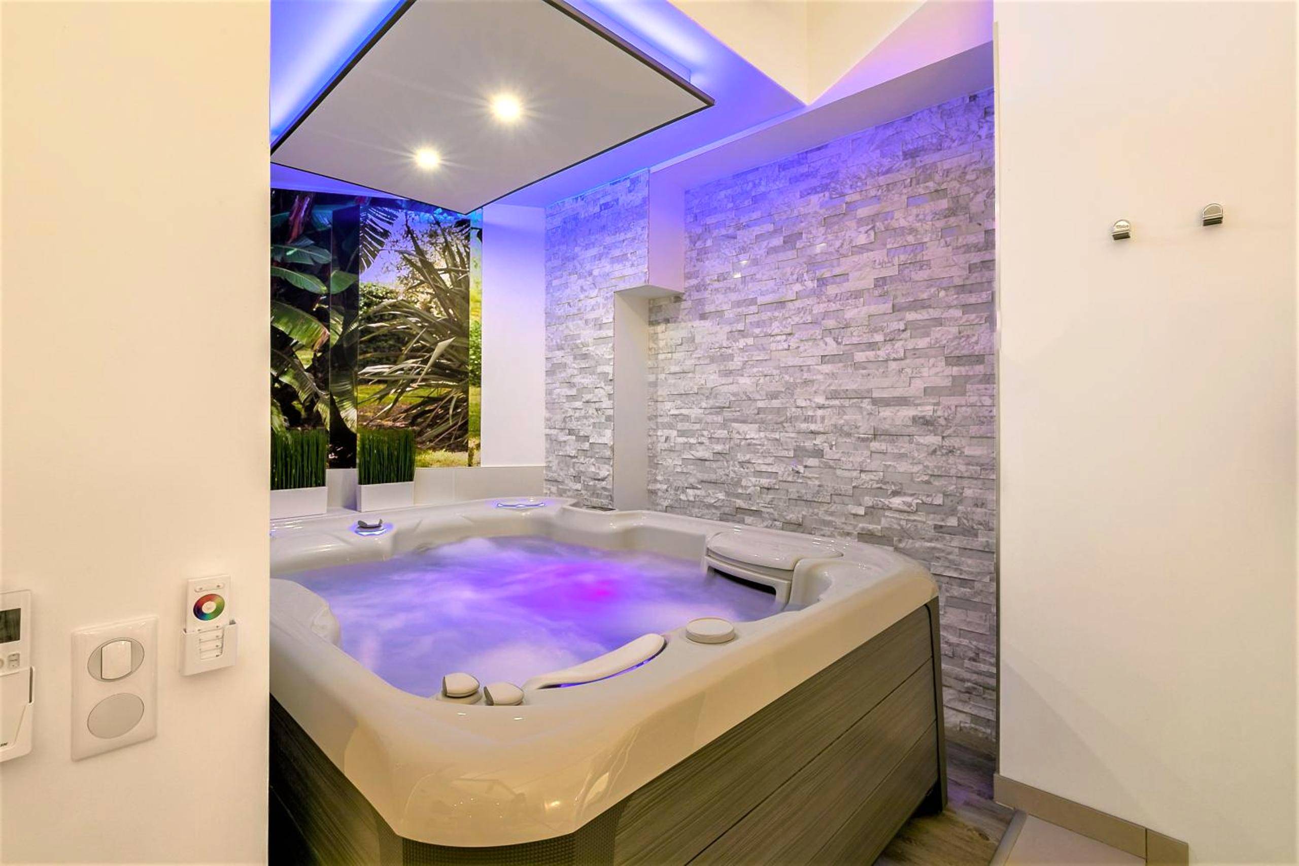 Jacuzzi privatif avec éclairage néon bleu - Love Room Dijon - Relax Spa, avec jacuzzi à Dijon