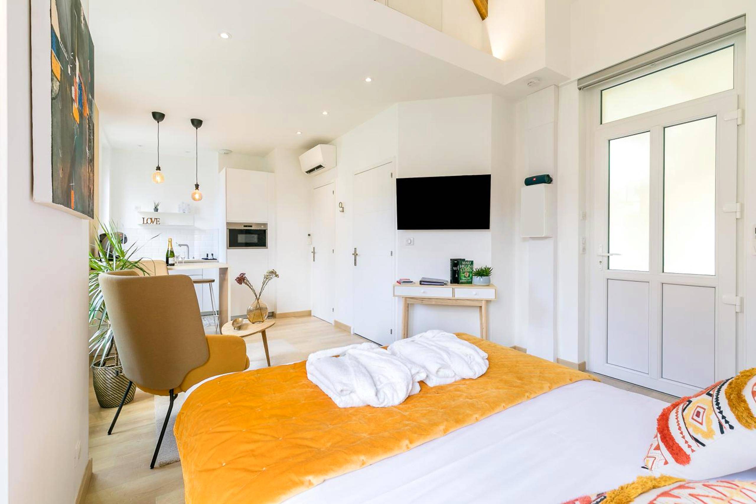 Chambre lumineuse avec lit et peignoirs - Relax Spa, avec jacuzzi à Dijon