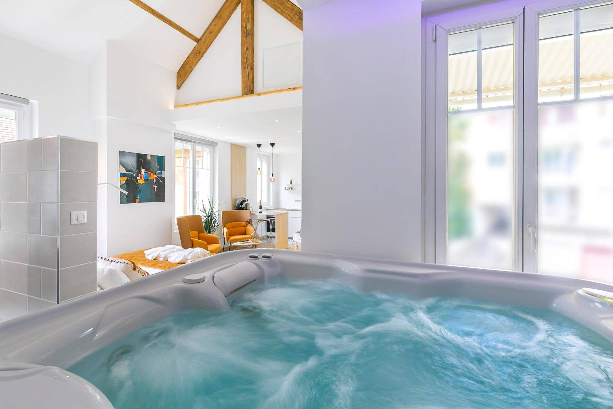 Bain à remous avec vue sur l'espace de vie - Relax Spa, avec jacuzzi à Dijon