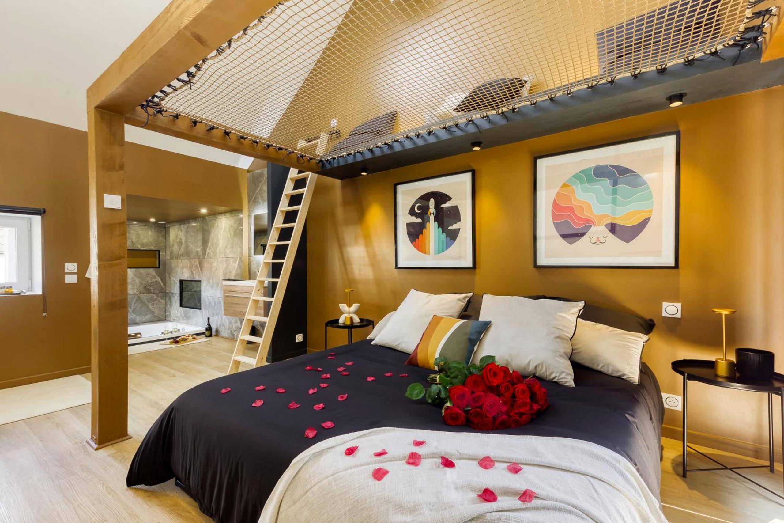 Lit double avec pétales de rose et filet - Love Room Crécy - la - Chapelle - Relax House & SPA - DISNEY