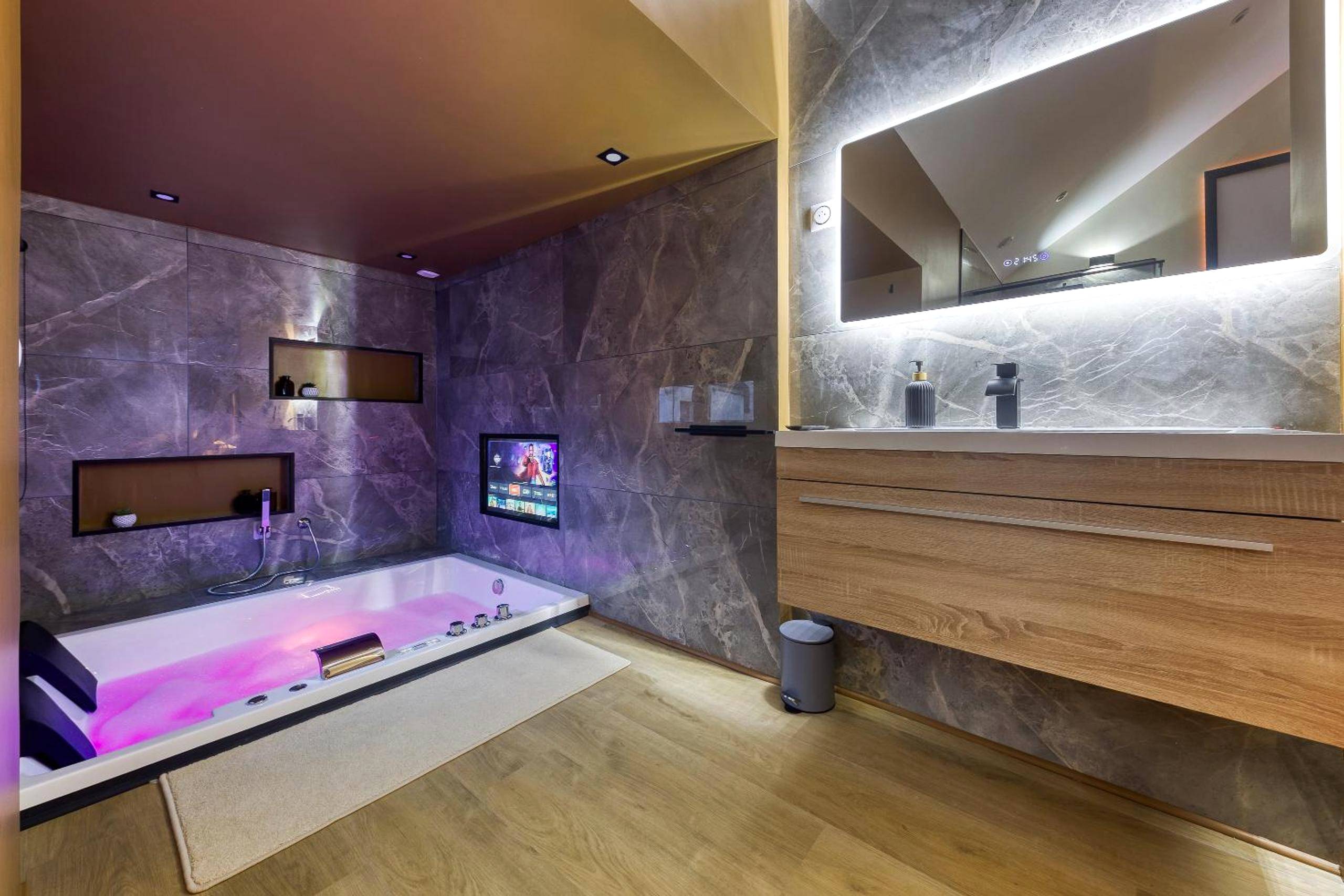 Jacuzzi privatif avec éclairage rose et TV - Relax House & SPA - DISNEY