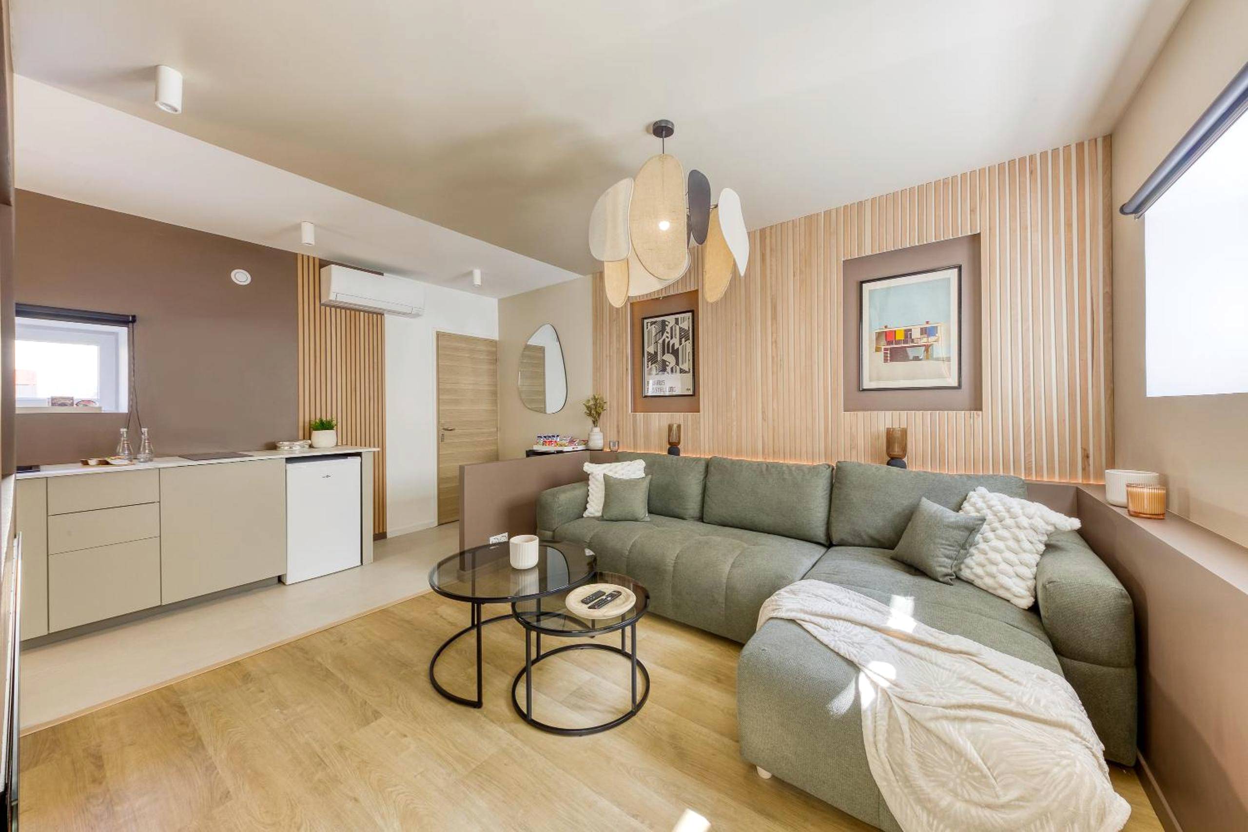 Salon moderne avec canapé d'angle et cuisine - Relax House & SPA - DISNEY