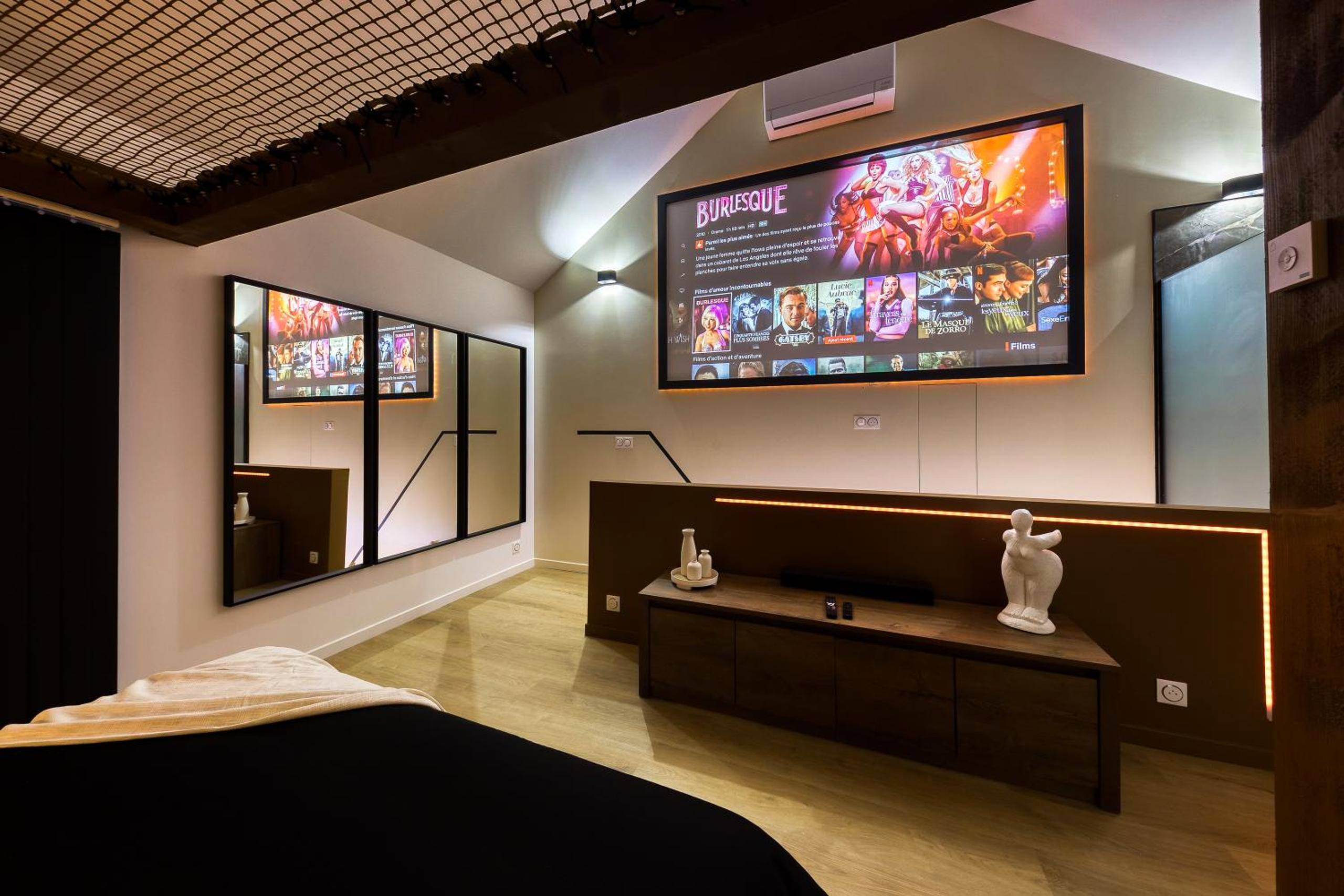 Écran de cinéma face au lit avec miroirs - Relax House & SPA - DISNEY