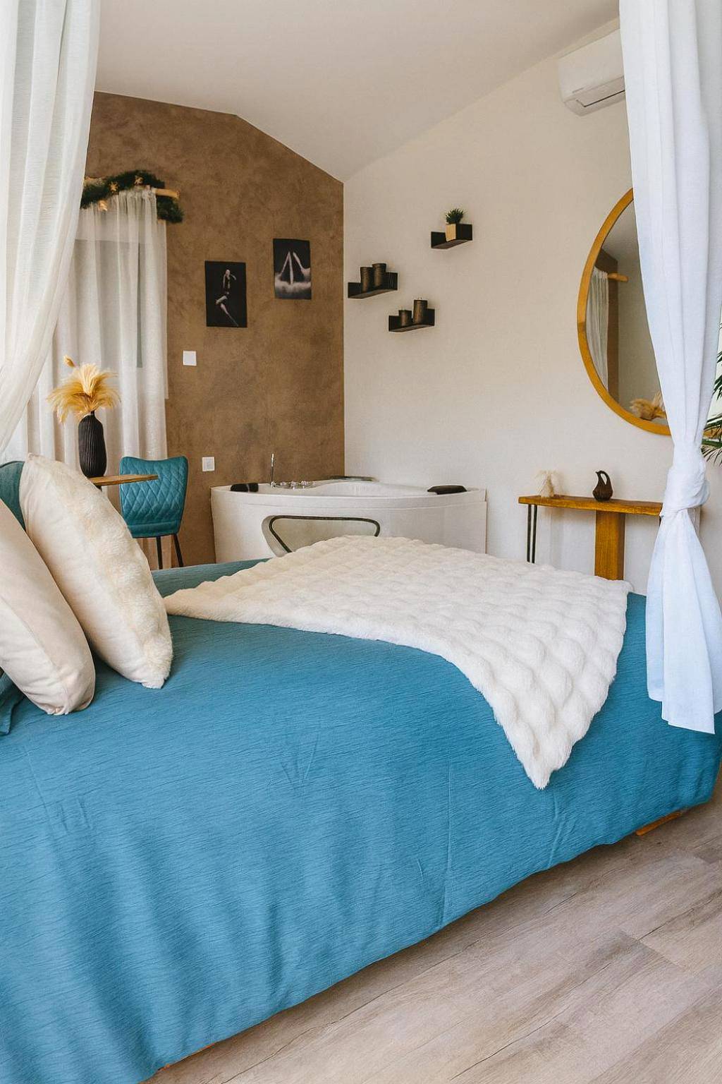 Lit king size et jacuzzi en arrière - plan - Rendez - vous Secret