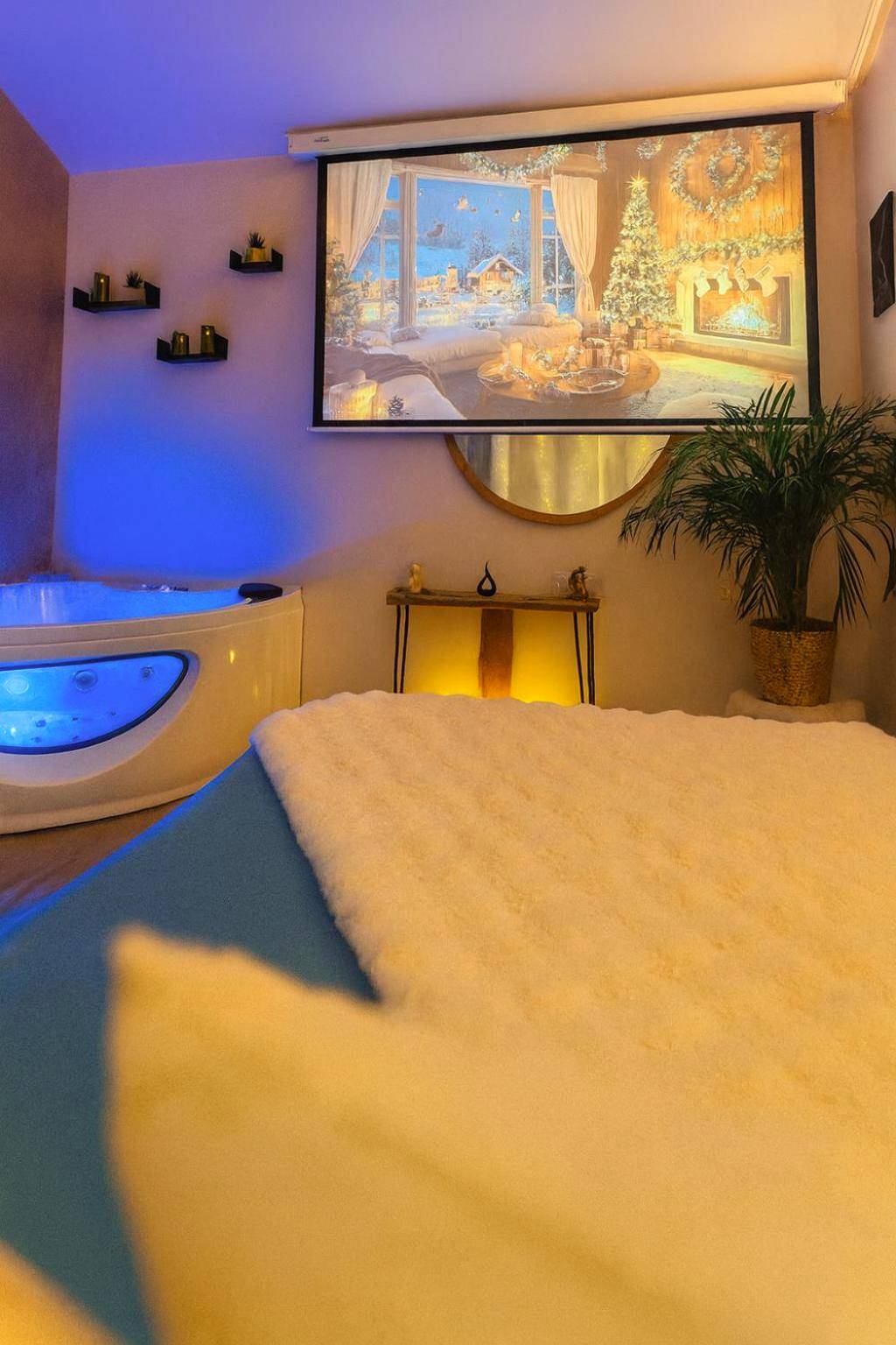 Écran de projection face au lit et jacuzzi - Rendez - vous Secret