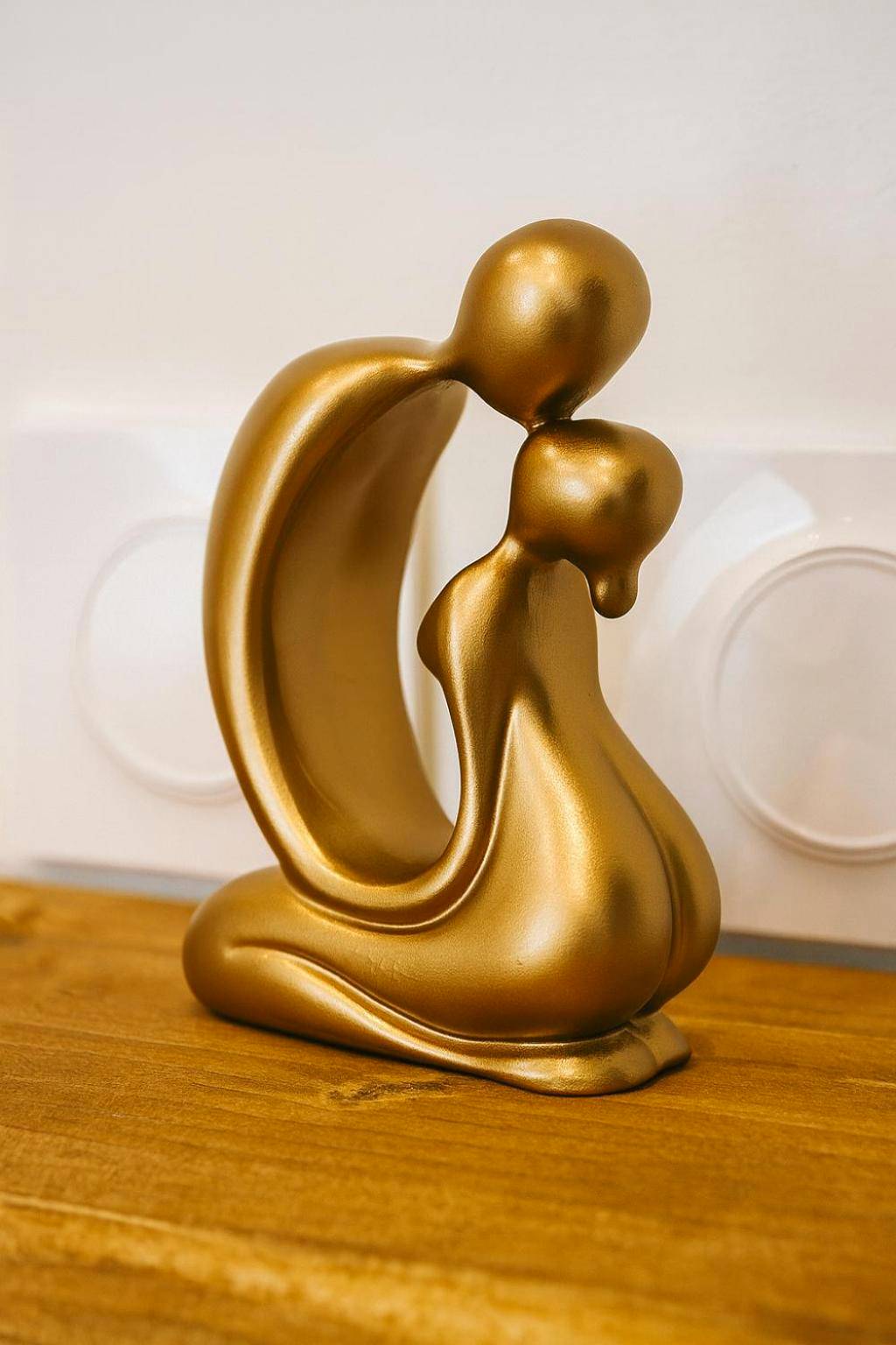 Statue dorée symbolisant un couple - Rendez - vous Secret