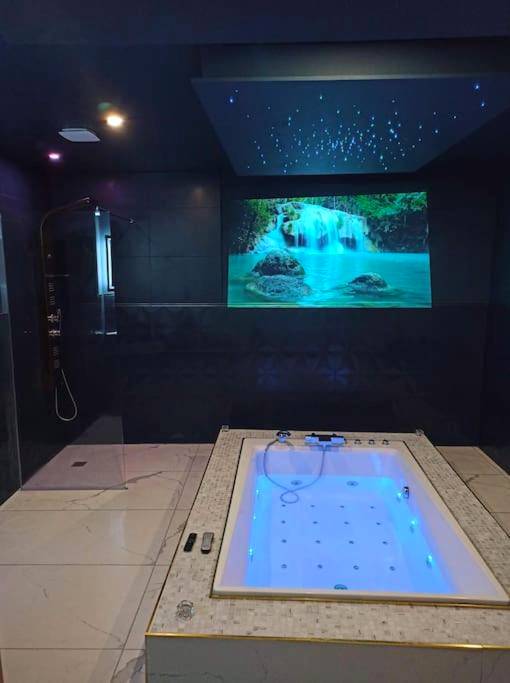 Jacuzzi privatif sous un ciel étoilé - Love Room Déville - lès - Rouen - Rêve d'or 2