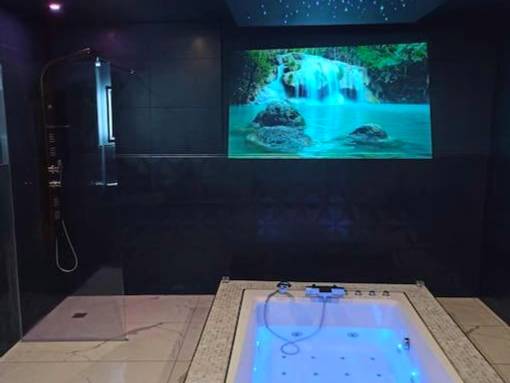 Jacuzzi privatif sous un ciel étoilé - Love Room Déville - lès - Rouen - Rêve d'or 2