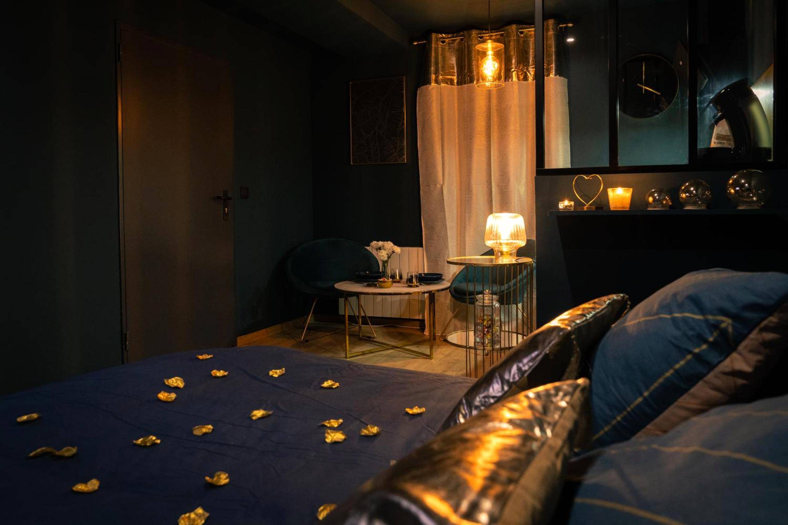 Lit avec pétales dorés et coin salon - Rêve d'or 2