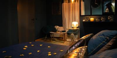 Lit avec pétales dorés et coin salon - Rêve d'or 2