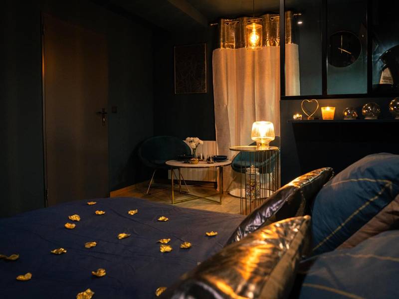 Lit avec pétales dorés et coin salon - Rêve d'or 2