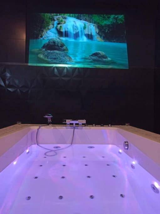 Baignoire balnéo avec projection murale - Rêve d'or 2