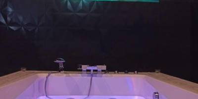 Baignoire balnéo avec projection murale - Rêve d'or 2