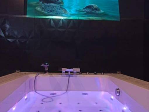 Baignoire balnéo avec projection murale - Rêve d'or 2