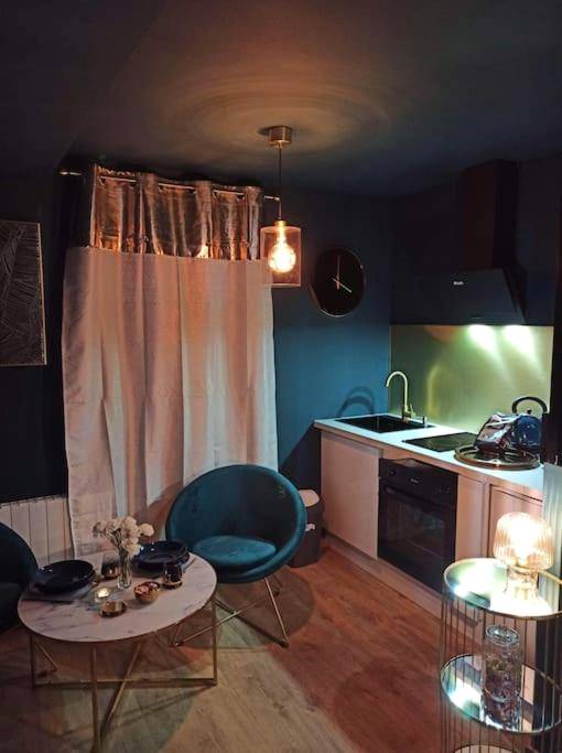 Kitchenette équipée et table de repas - Rêve d'or 2