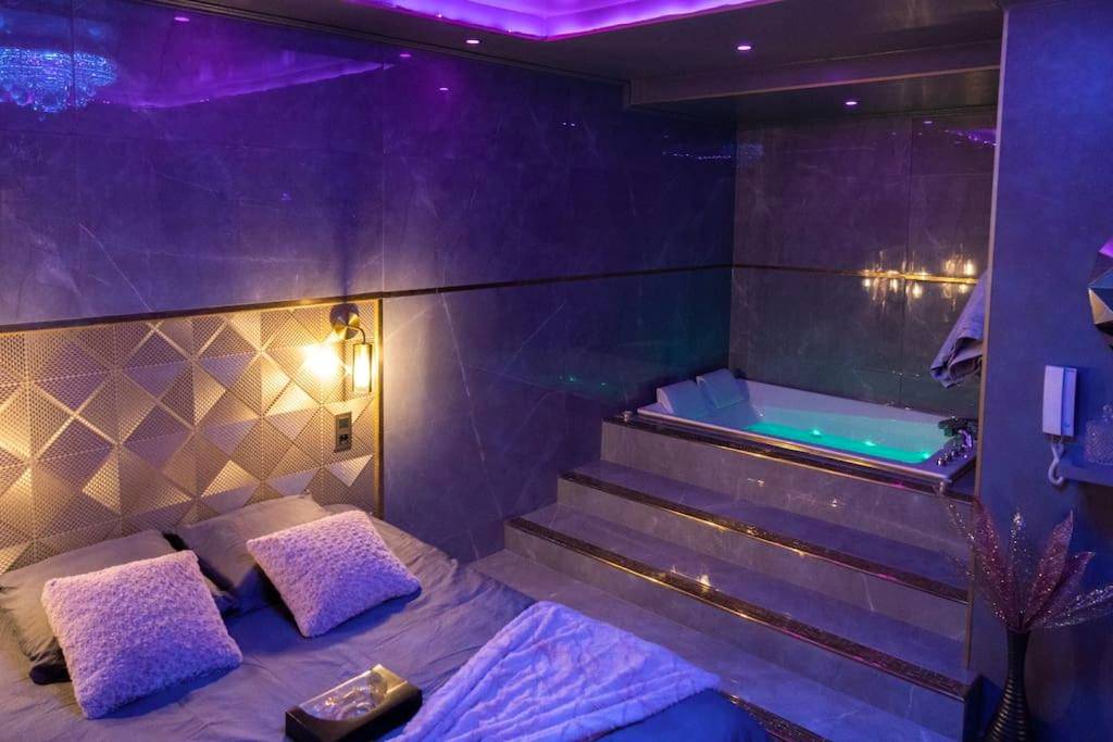 Chambre avec lit double et jacuzzi surélevé - Love Room Rouen - Rêve d'or 3