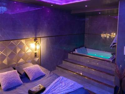 Chambre avec lit double et jacuzzi surélevé - Love Room Rouen - Rêve d'or 3