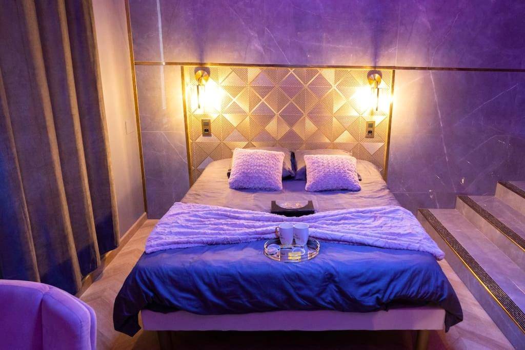 Lit double avec tête de lit graphique dorée - Rêve d'or 3