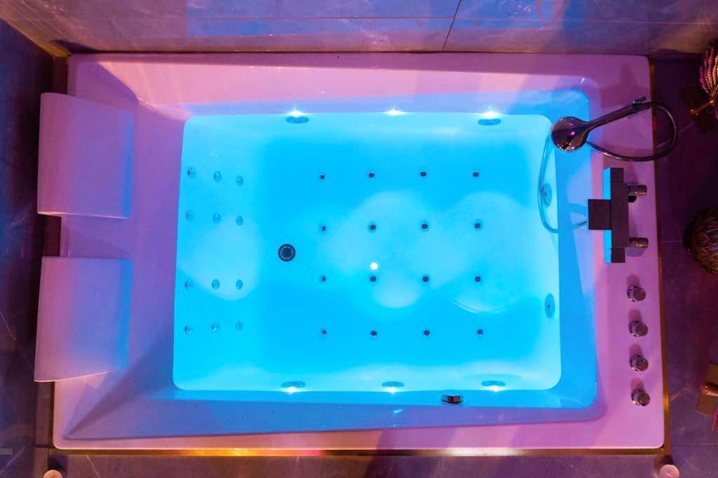 Vue plongeante sur jacuzzi avec éclairage bleu - Rêve d'or 3