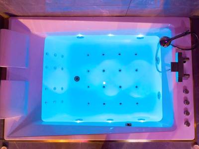 Vue plongeante sur jacuzzi avec éclairage bleu - Rêve d'or 3