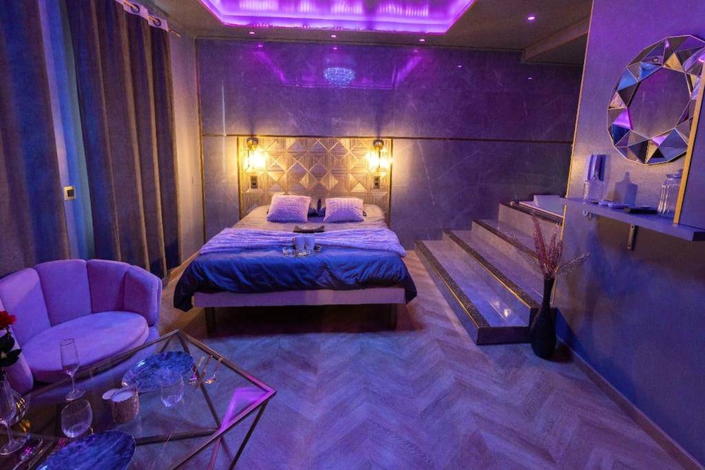 Vue d'ensemble de la suite avec salon et jacuzzi - Rêve d'or 3