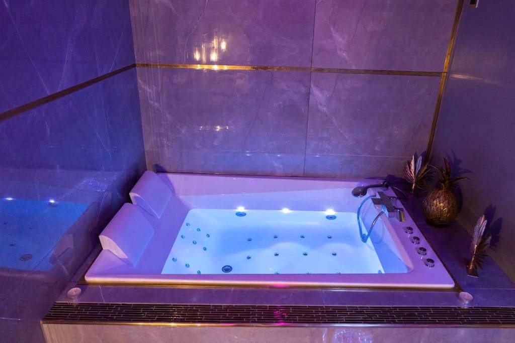 Baignoire balnéo avec appuie - têtes et leds bleues - Rêve d'or 3