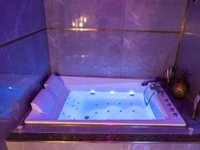 Baignoire balnéo avec appuie - têtes et leds bleues - Rêve d'or 3